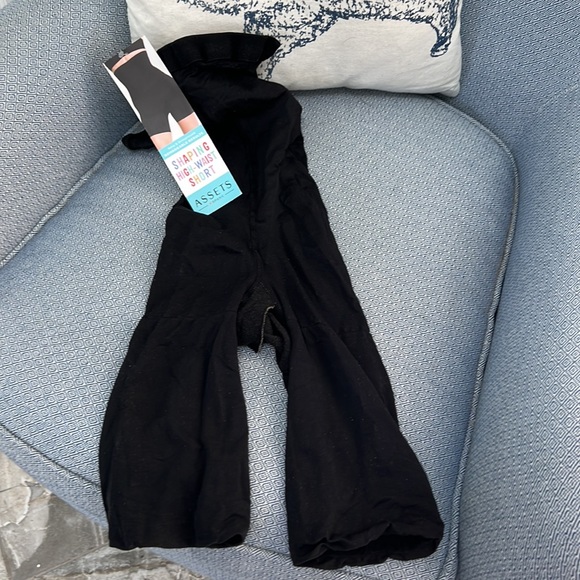 NWT Assets by Spanx Remarkable Results Shaping High Waist Short Size B - Picture 4 of 6